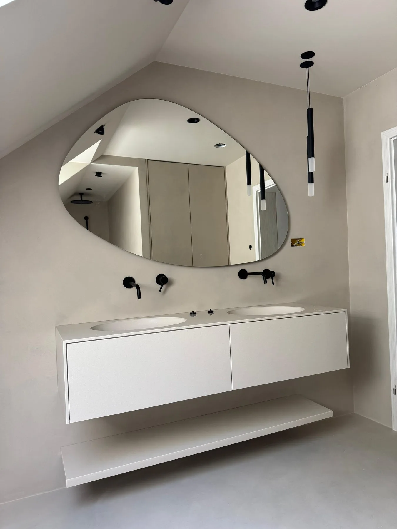 Kopalnica mikrocement — umivalnik