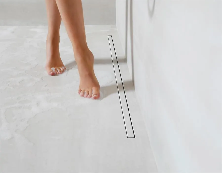 Bose noge na mikrocementnem tlaku tuša s kanaleto Carrodrain Liquid