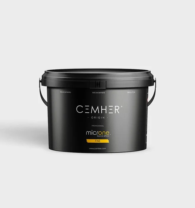 Vedro mikrocementa Microne Cemher, pripravljenega za uporabo