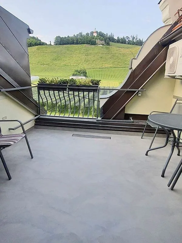Balkon s tlemi iz mikrocementa