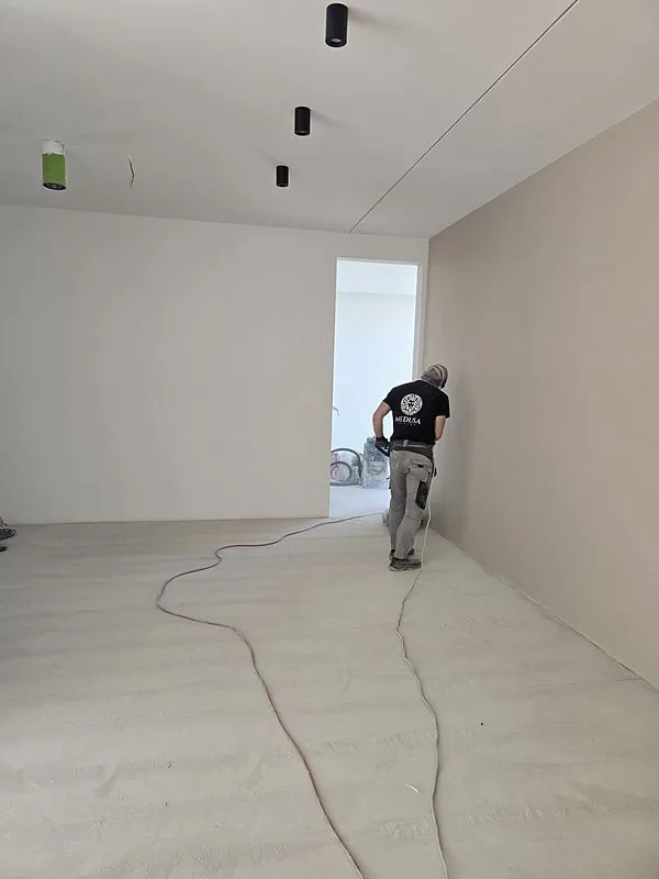 Brušenje podlage pred nanosom mikrocementa