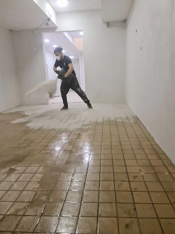 Priprava keramičnih tal pred mikrocementom