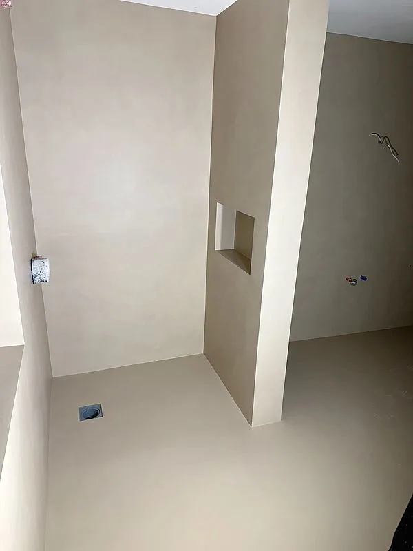 Kopalnica z nišo in talnim odtokom v mikrocementu