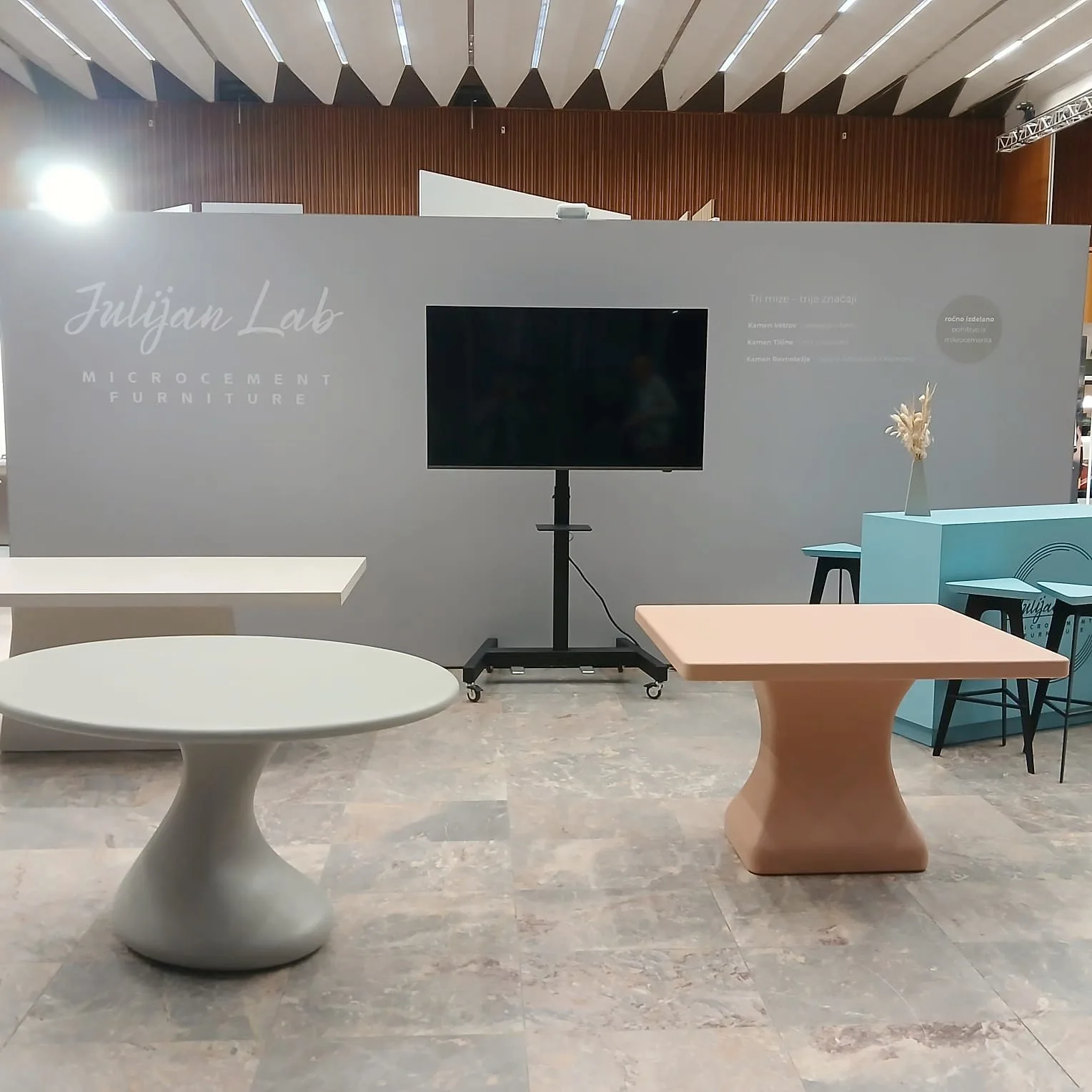 Mize iz mikrocementa — razstavni prostor Julijan Lab