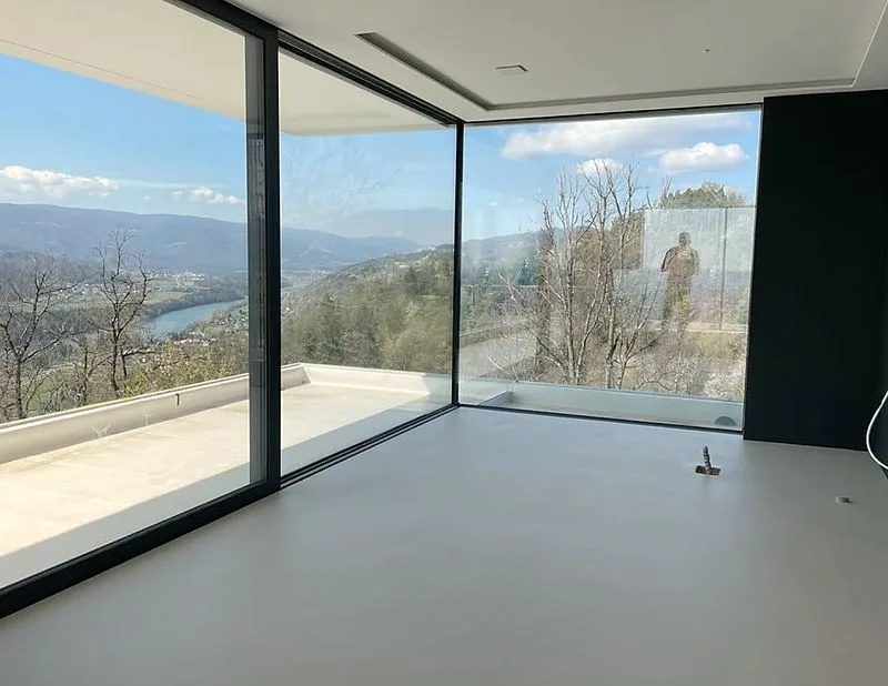 Tla iz mikrocementa ob panoramskih oknih