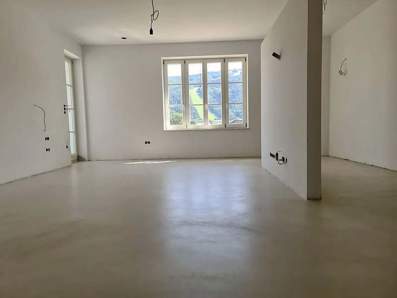 Tla iz mikrocementa v svetli sobi