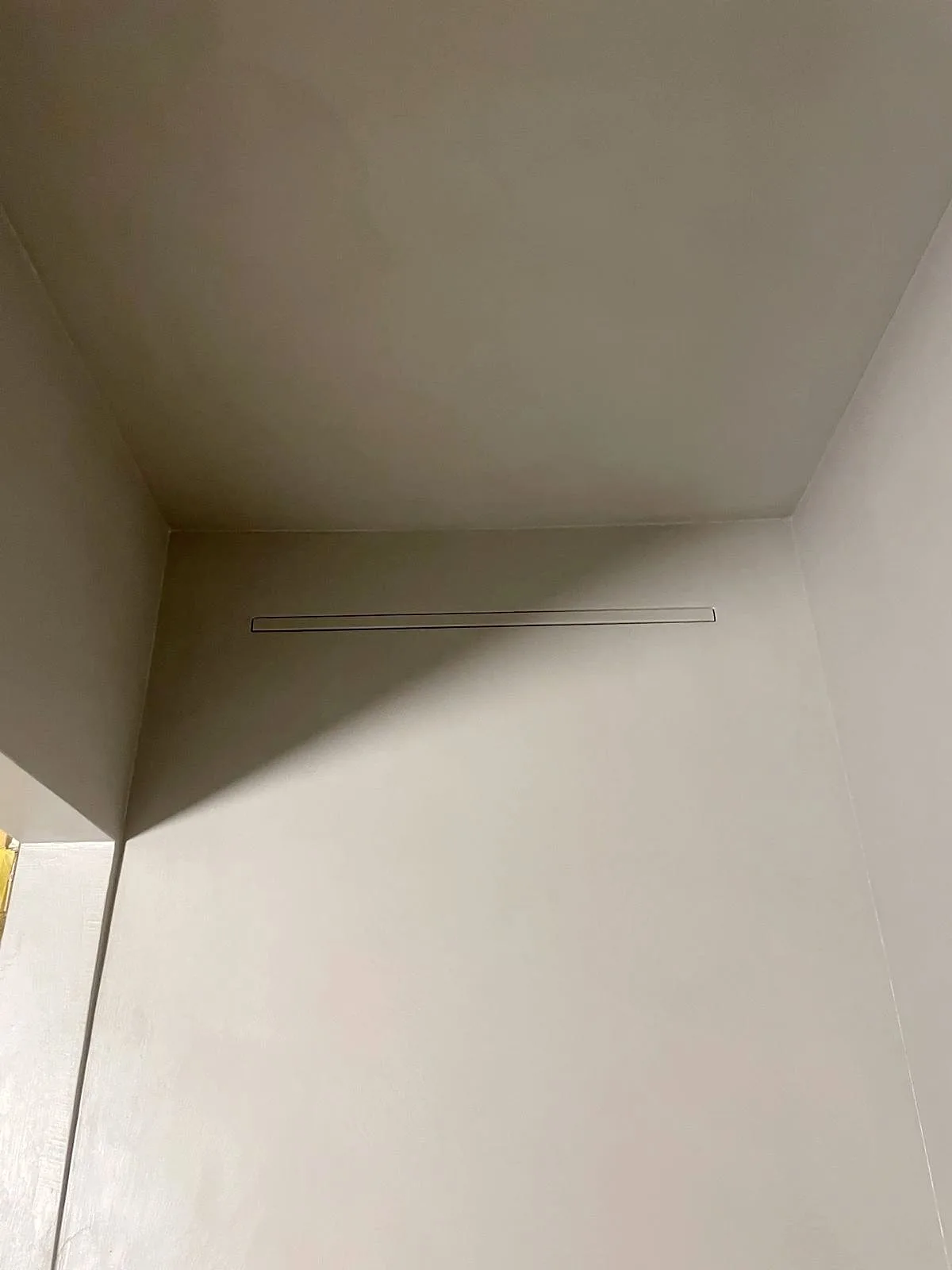 Tuš brez praga z linijskim odtokom iz mikrocementa