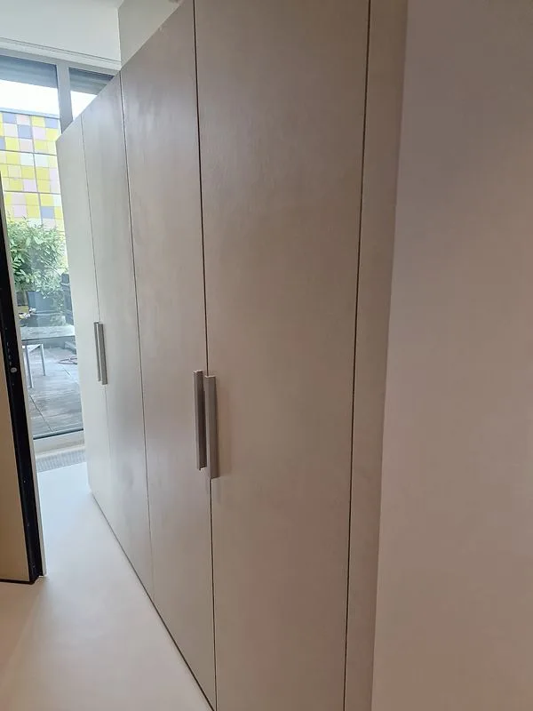 Vgradna omara z vrati iz mikrocementa