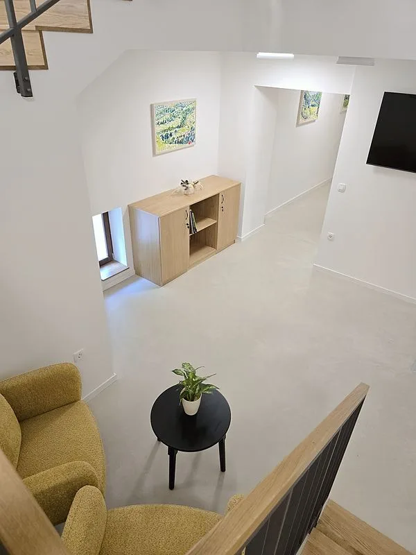 Hodnik apartmaja s tlakom iz mikrocementa Microdur