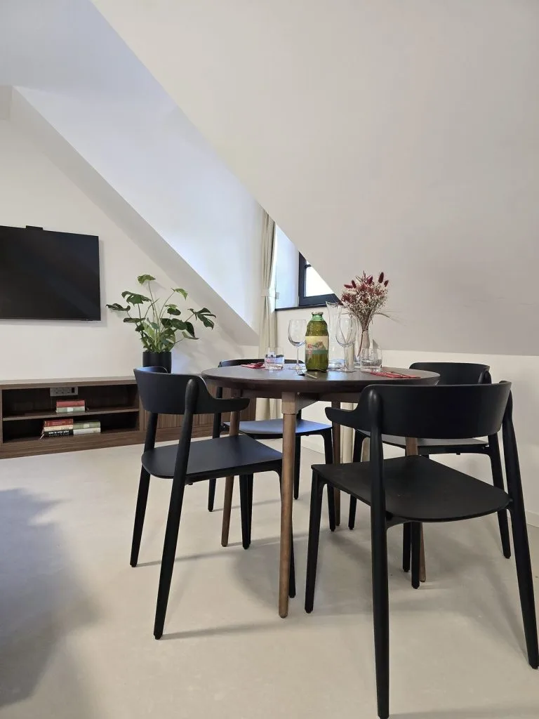Jedilni kot v mansardnem apartmaju starejšega objekta — tlak iz mikrocementa Microdur