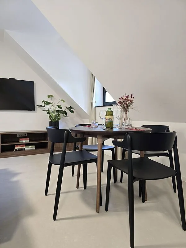 Jedilni kot v mansardnem apartmaju — tlak iz mikrocementa Microdur