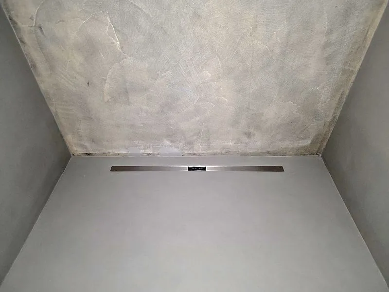 Tuš z linijsko kanaleto v mikrocementu Microne Plus — hiša v Kosezah