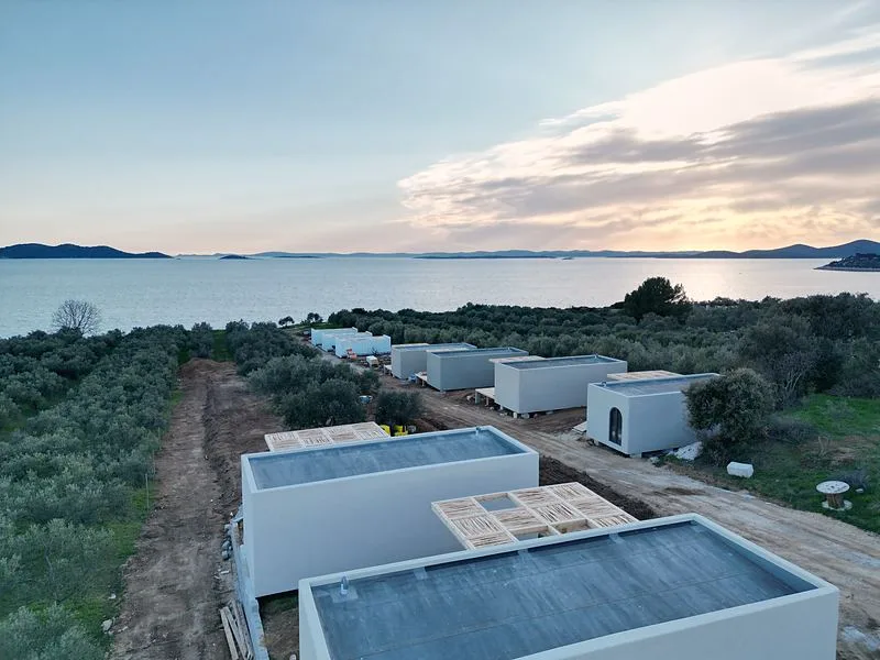Hišice Mediterra Residences ob morju ob sončnem zahodu