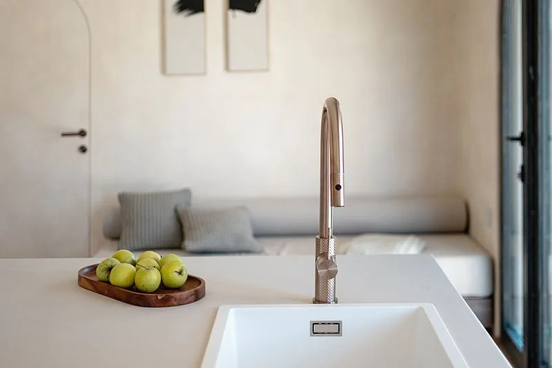 Kuhinjski otok s koritom v mikrocementu — Mediterra Residences