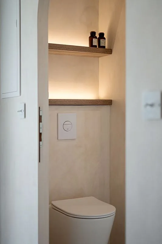 Sanitarije — stene v mikrocementu in niša z osvetlitvijo